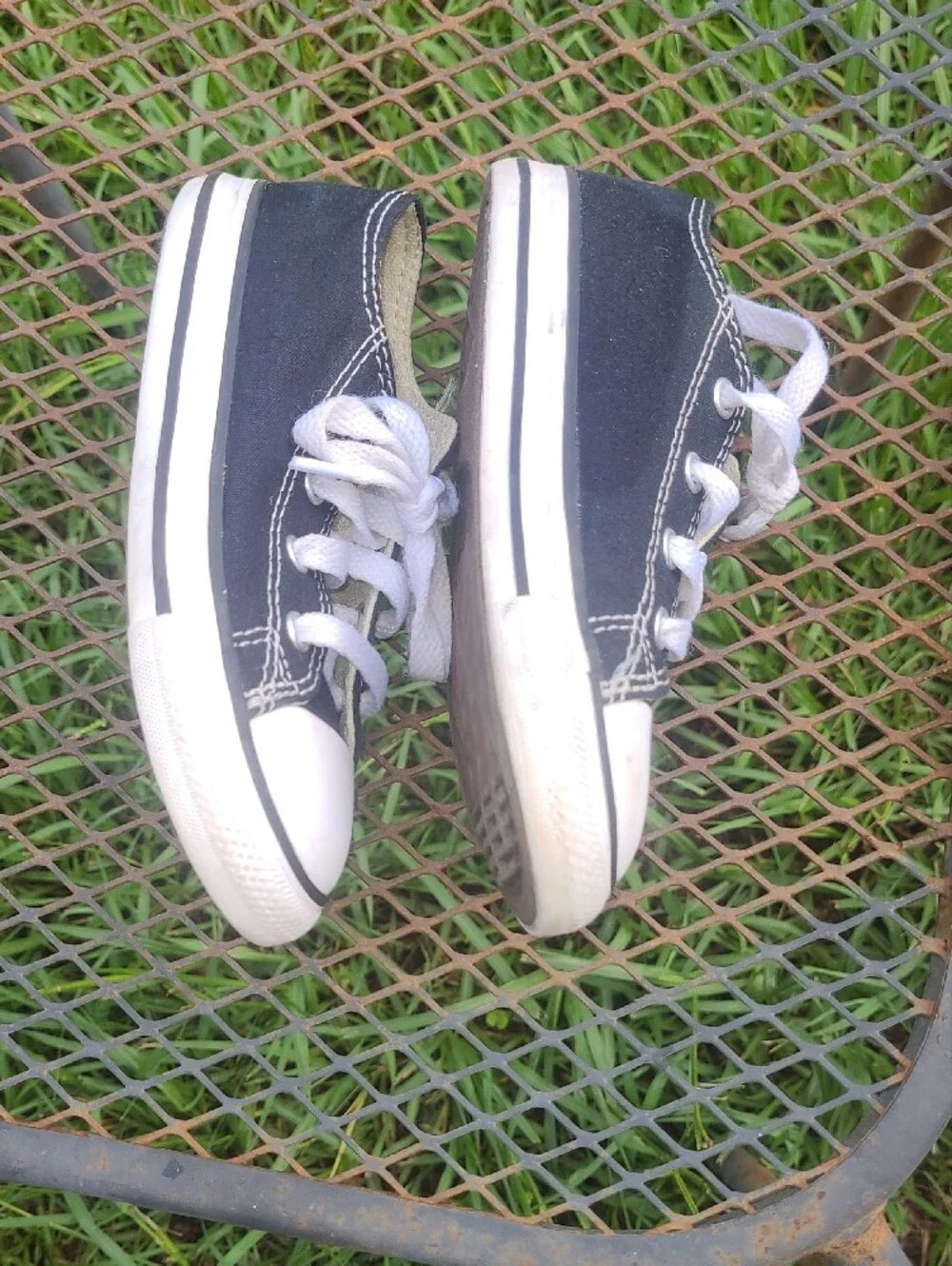 Converse Kids Black & White Low Top Sneakers Size 9